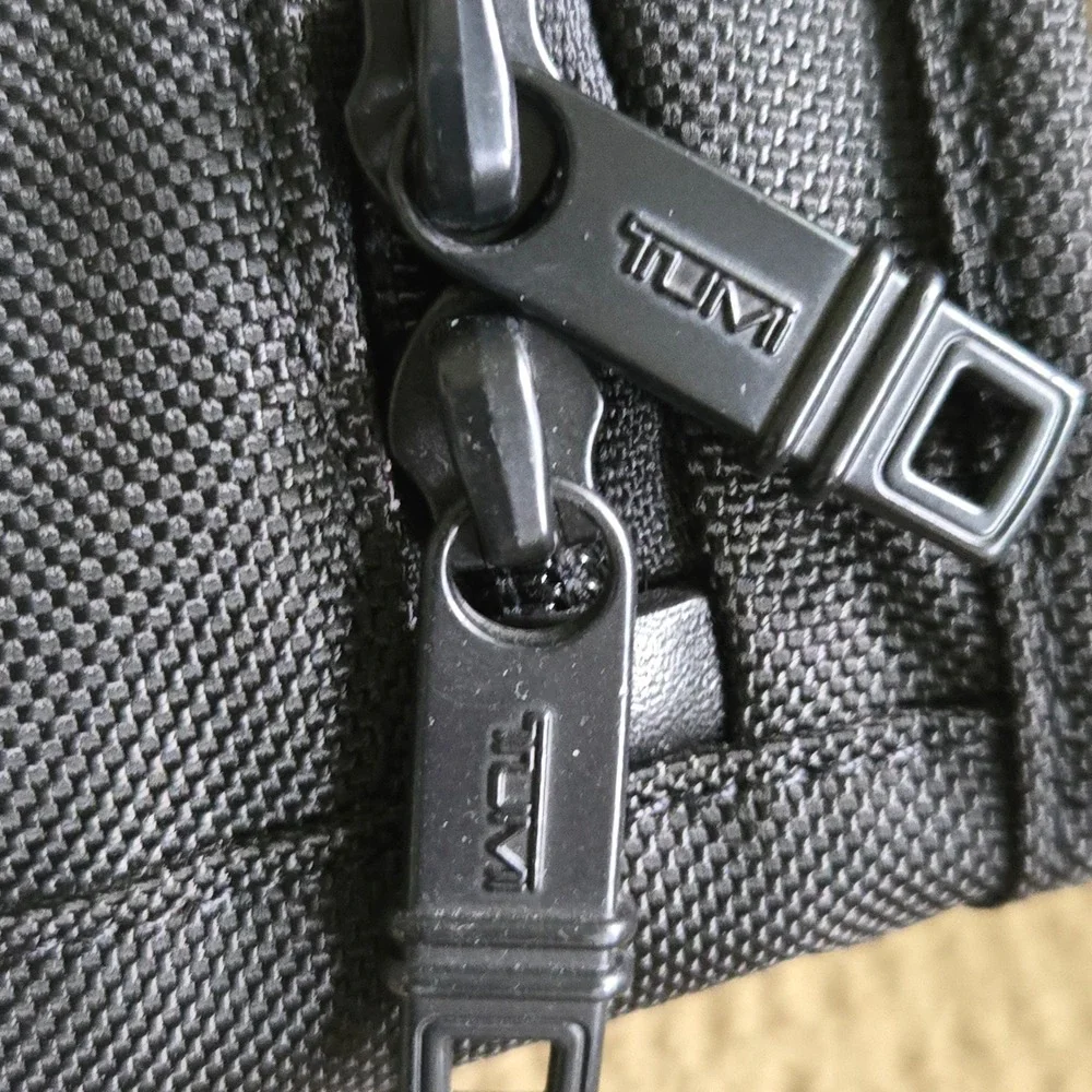 Tumi Alpha 2 Slim Deluxe Briefcase Portfolio 26110D2 Ballistic Nylon Laptop Read